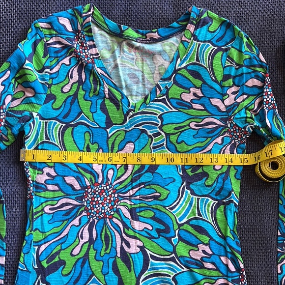 Lilly Pulitzer long sleeve tshirt size M (fits like a small) - Picture 3 of 3